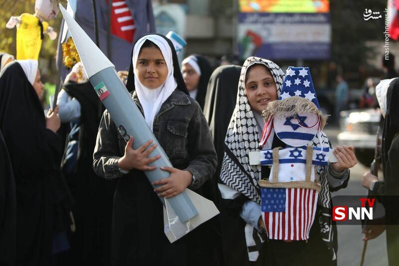 تصاویر دختران دهه نودی‌ در راهپیمایی ۱۳ آبان