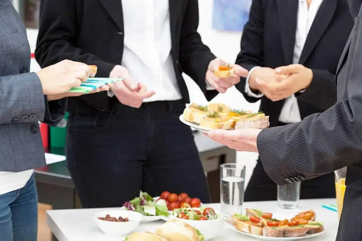 صبحانه خوردن در ادارات ممنوع شد ؛ امکان ثبت شکایت از کارمندان ادارات فراهم گردید