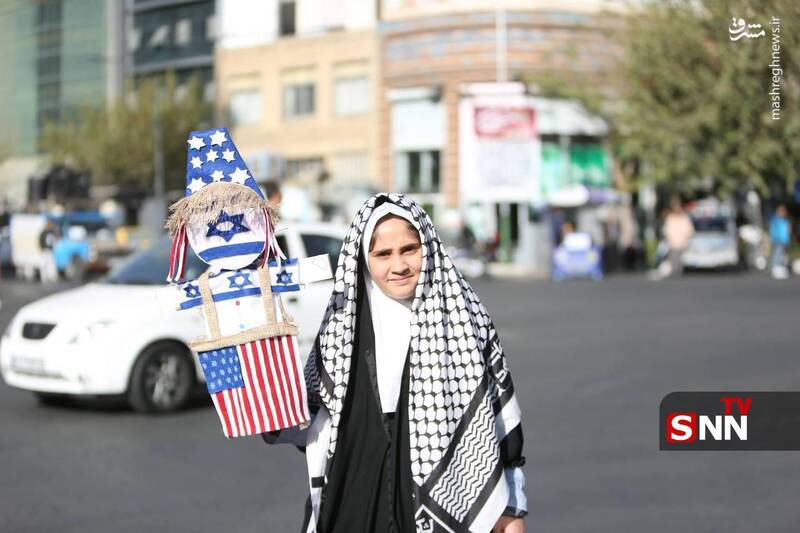 تصاویر دختران دهه نودی‌ در راهپیمایی ۱۳ آبان