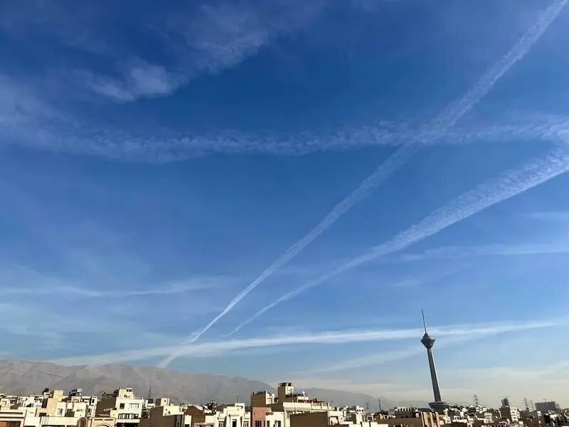 ماجرای ابرهای خطی در آسمان تهران چیست؟