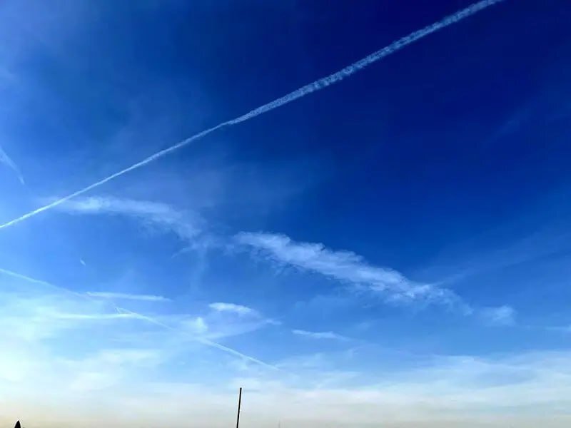 ماجرای ابرهای خطی در آسمان تهران چیست؟