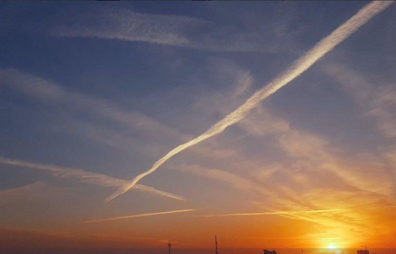 ماجرای ابرهای خطی در آسمان تهران چیست؟