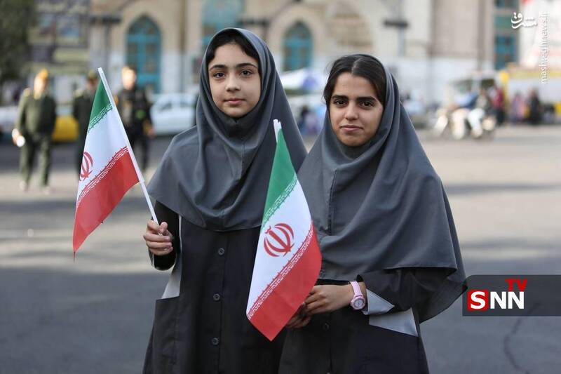 تصاویر دختران دهه نودی‌ در راهپیمایی ۱۳ آبان