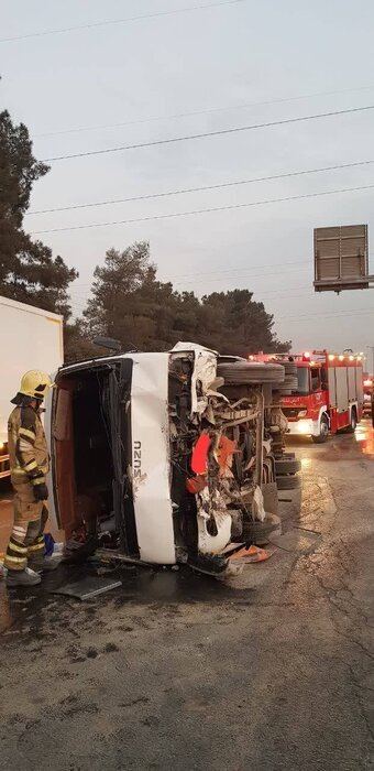 واژگونی مینی بوس در تهران حادثه ساز شد