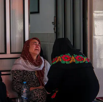 عکس تلخی از مادر صابر کاظمی در حال سوگواری