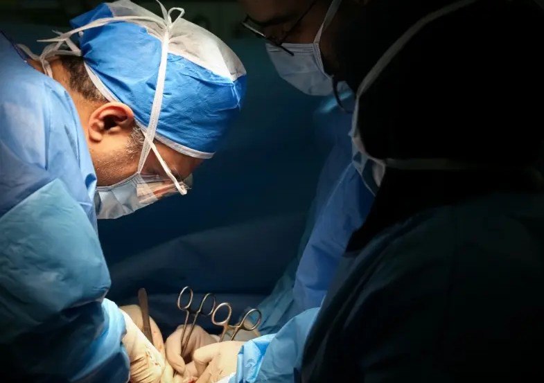 ۹۰ بسته مواد مخدر از معده یک بیمار در کرج خارج شد!