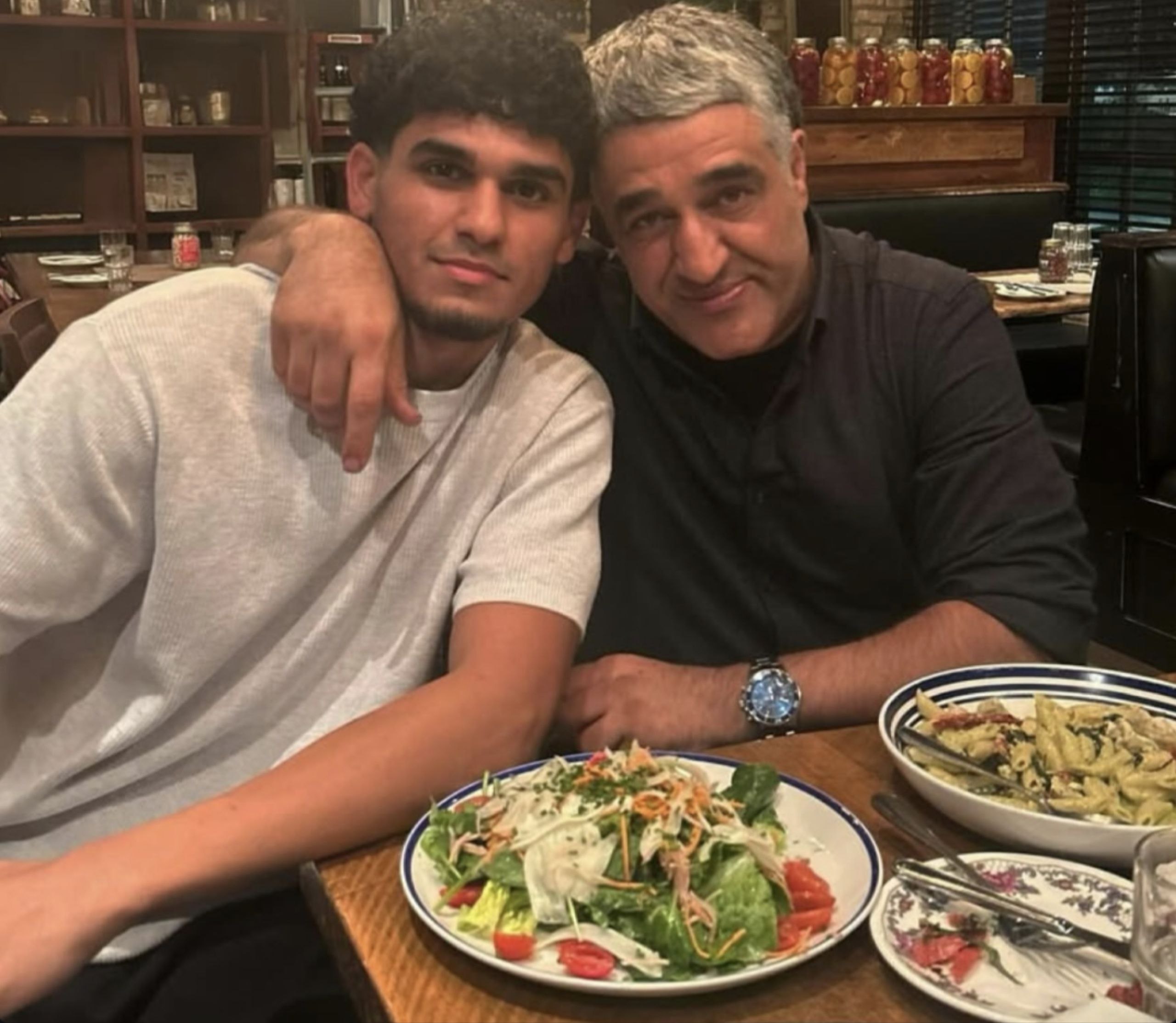 تصویری جدید از پژمان جمشیدی در کنار خانواده