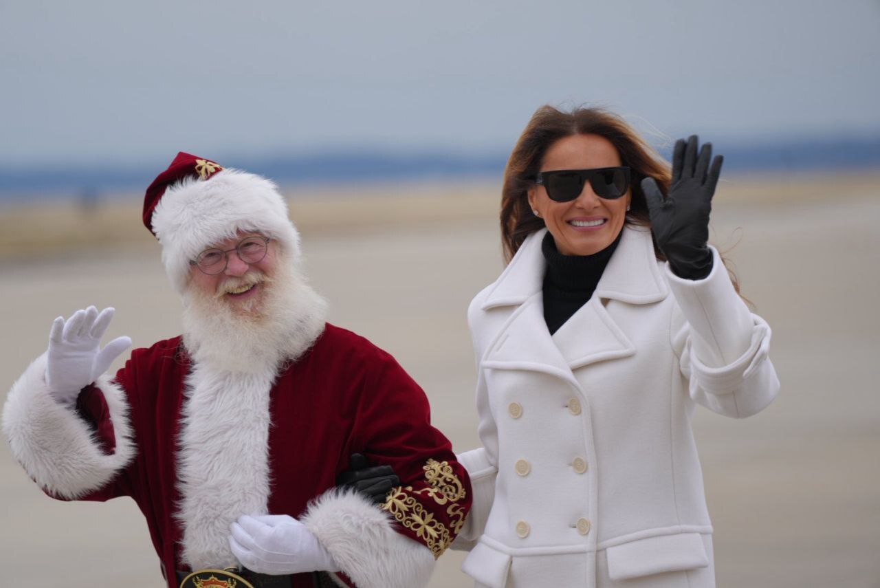 ملانیا ترامپ به همراه بابانوئل در پایگاه تفنگداران دریایی آمریکا + عکس