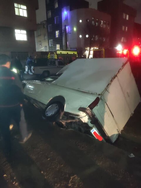 فرونشست زمین در تهران ۳ خودرو را گرفتار کرد