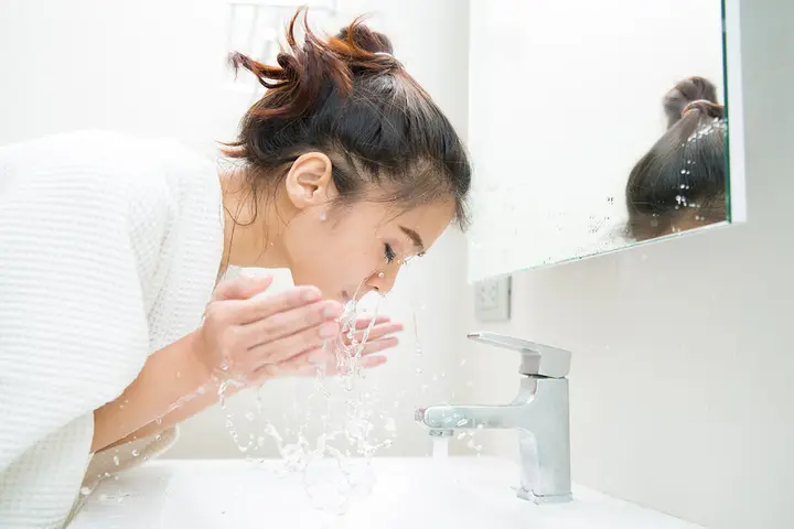 مراحل پاکسازی صورت در خانه برای پوستی سالم و شفاف