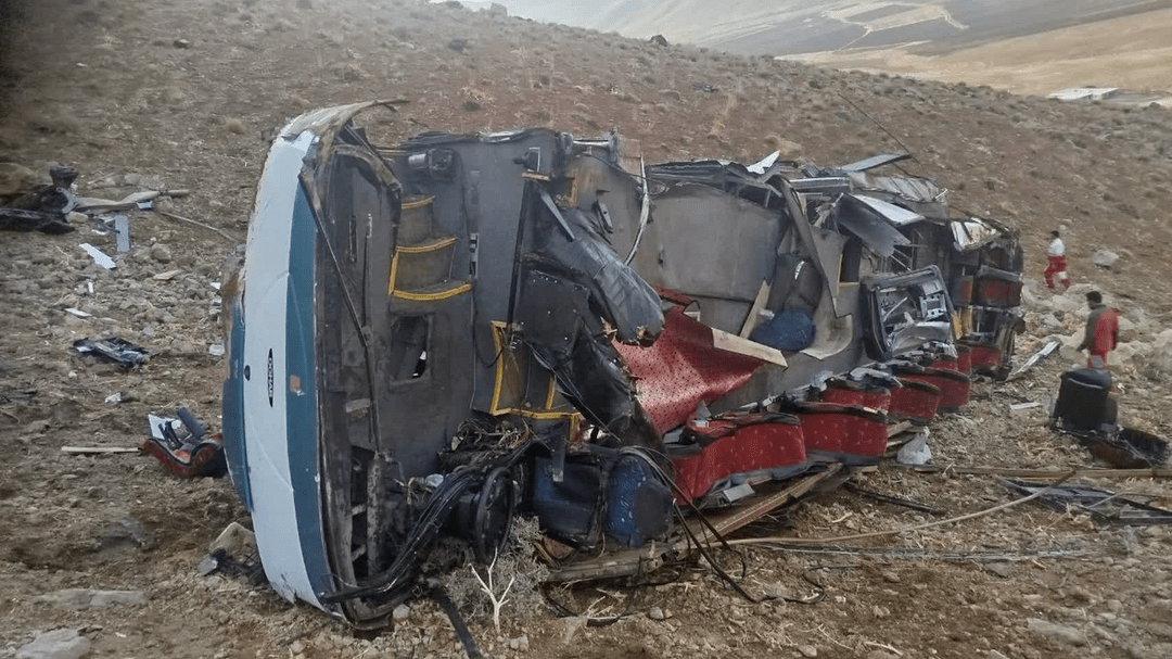 سقوط مرگبار اتوبوس در سمیرم با ۳ فوتی و ۱۵ مصدوم