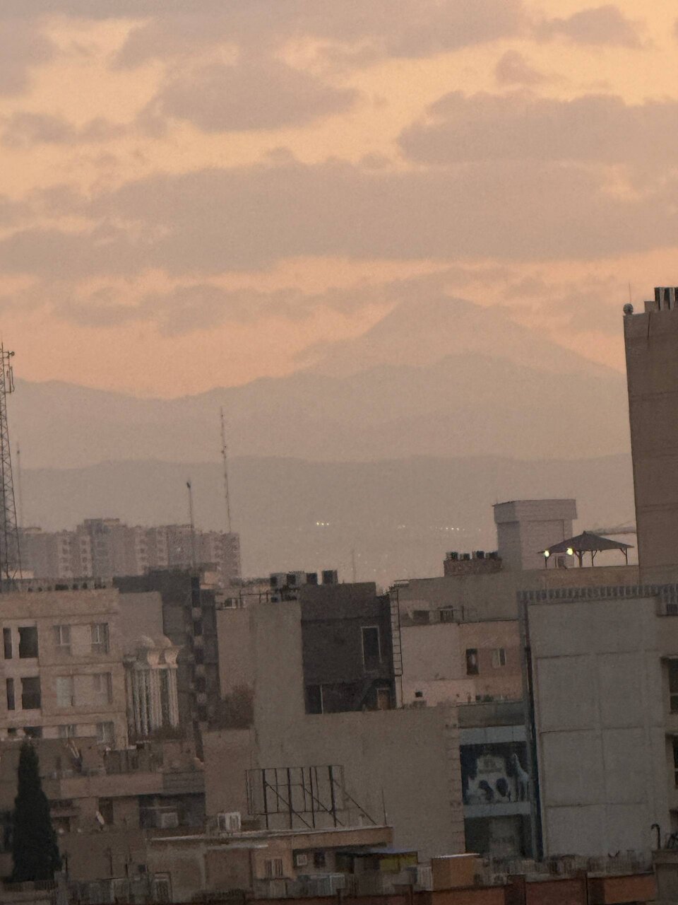 نمایان شدن دماوند بعد از روزها آلودگی هوا در تهران