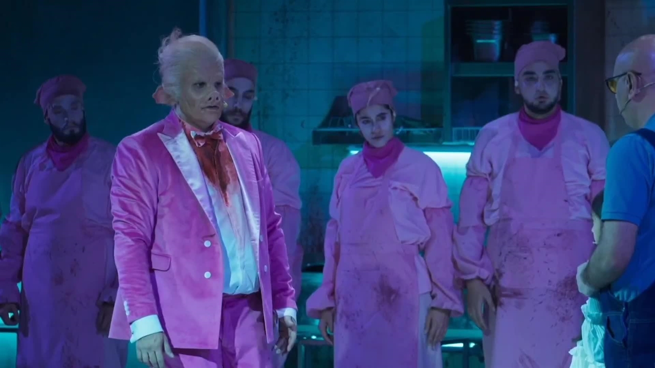 گریم سنگین چهره خوک به روی صورت روزبه حصاری