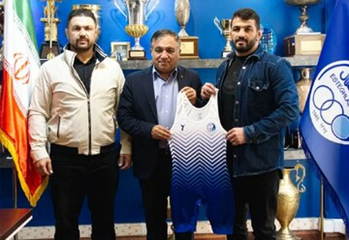 حسن یزدانی جمعه روی تشک با پیراهن استقلال