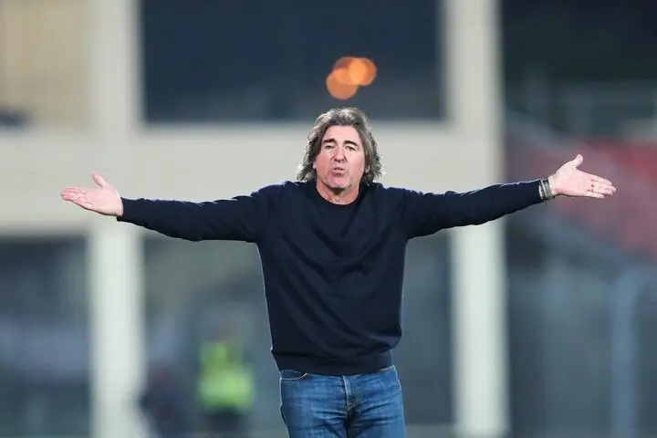 مربی یونانی استقلال هم آماده ترک ایران شد!