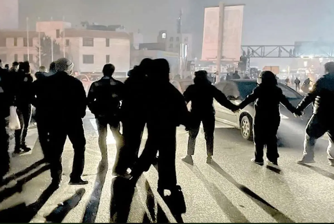 اثر فقیر شدن جامعه بر گسترش اعتراضات | جامعه در وضعیت انفجار قرار گرفته است