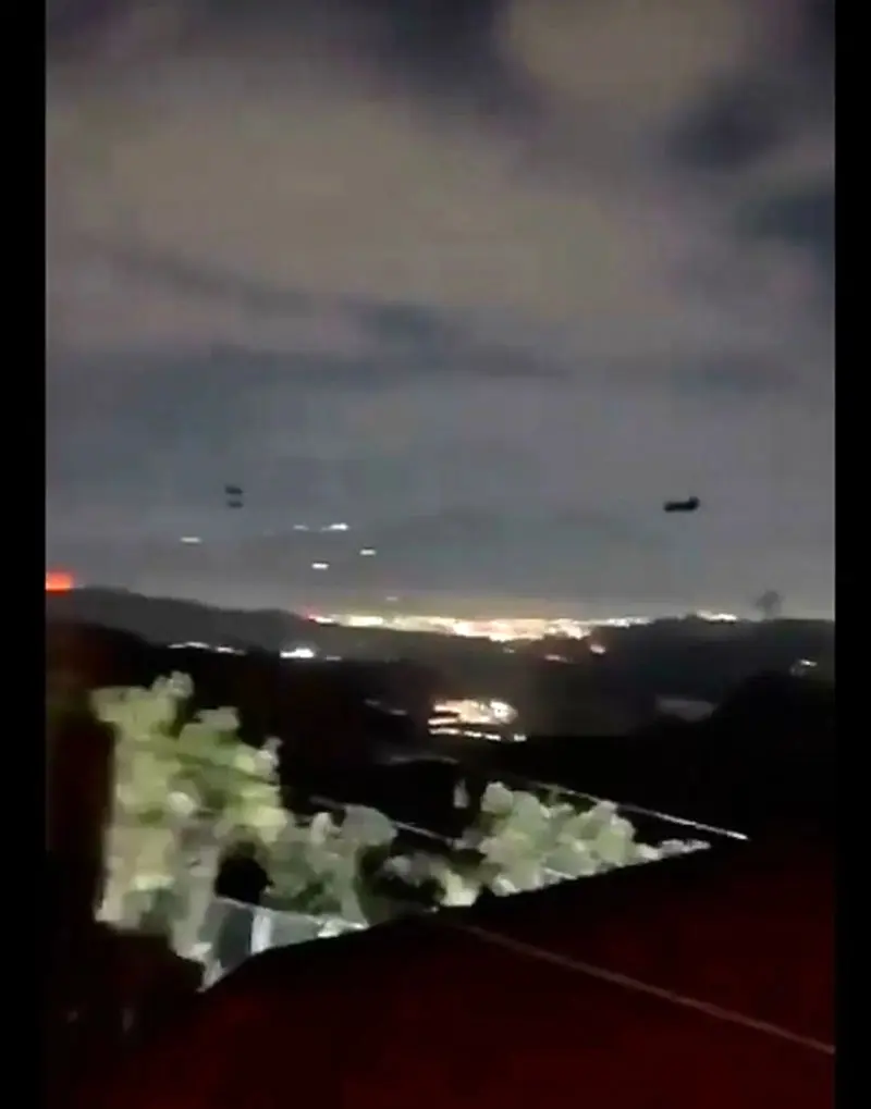 چندین بالگرد احتمالا آمریکایی درحال پرواز بر فراز کاراکاس، پایتخت ونزوئلا هستند