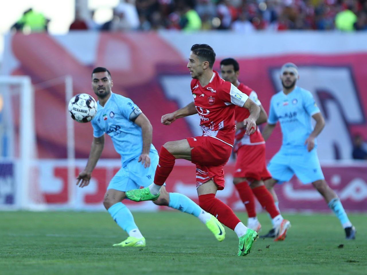 پیروزی گل‌گهر مقابل پرسپولیس و صعود به صدر جدول