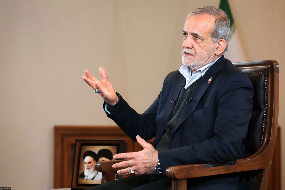 پزشکیان: گفته شد قرارگاه خاتم کارش را انجام داده اما دولت نه؛ مگر قرارگاه با پول خودش پروژه‌ها را اجرا می‌کند؟