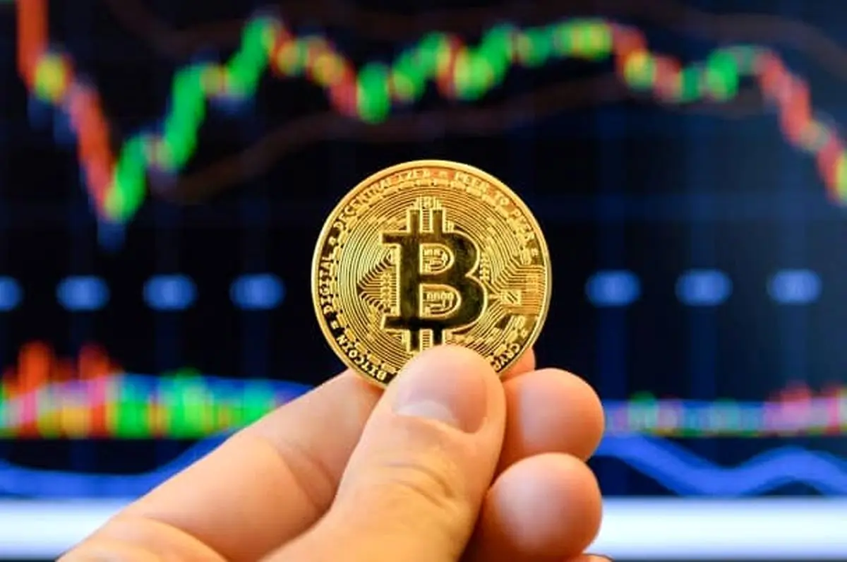 بلومبرگ: بیت‌کوین به زیر ۷۰,۰۰۰ دلار سقوط کرد