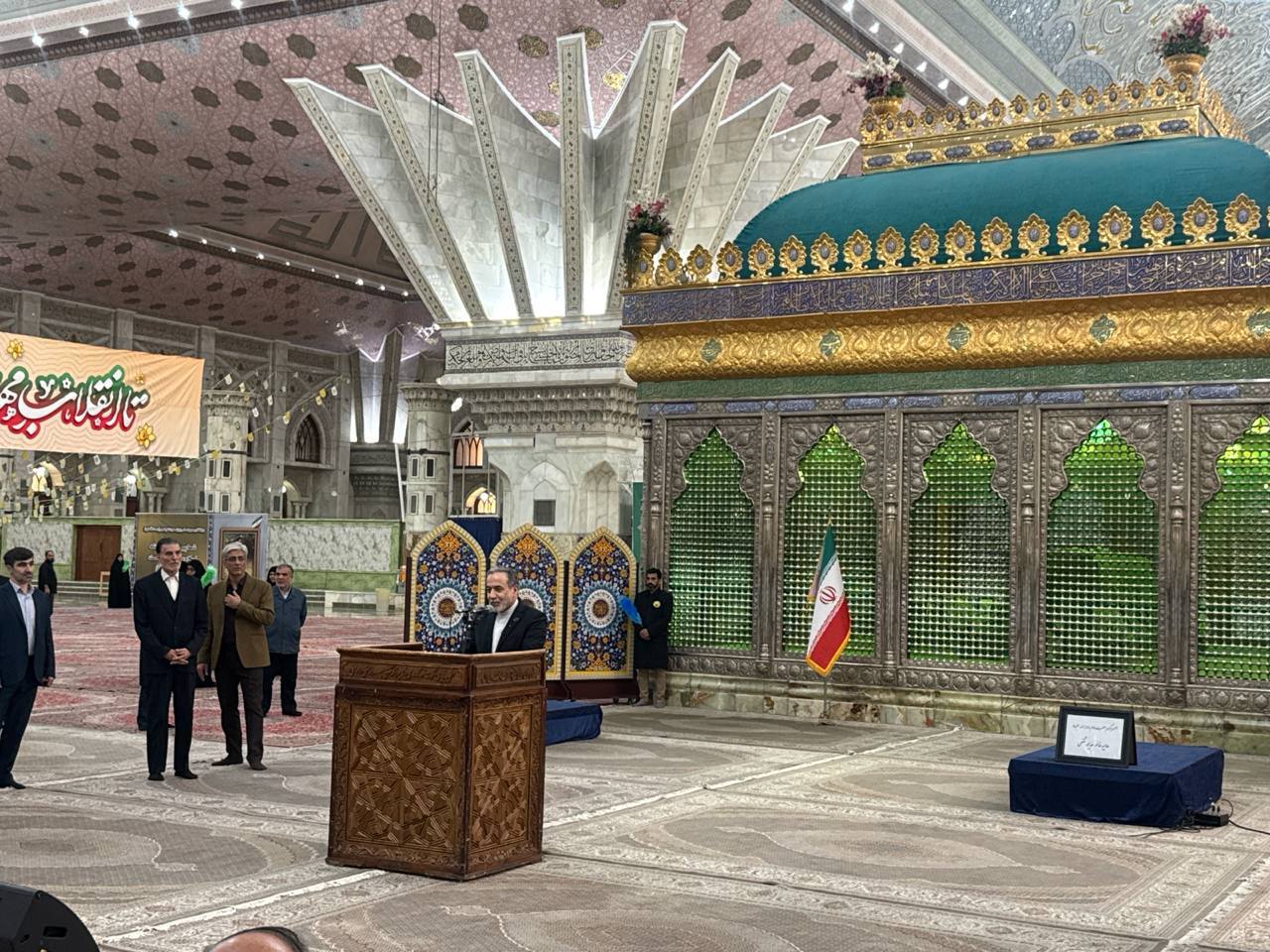 عراقچی در حرم امام: امیدوارم نتایج دیپلماسی را به زودی ببینیم