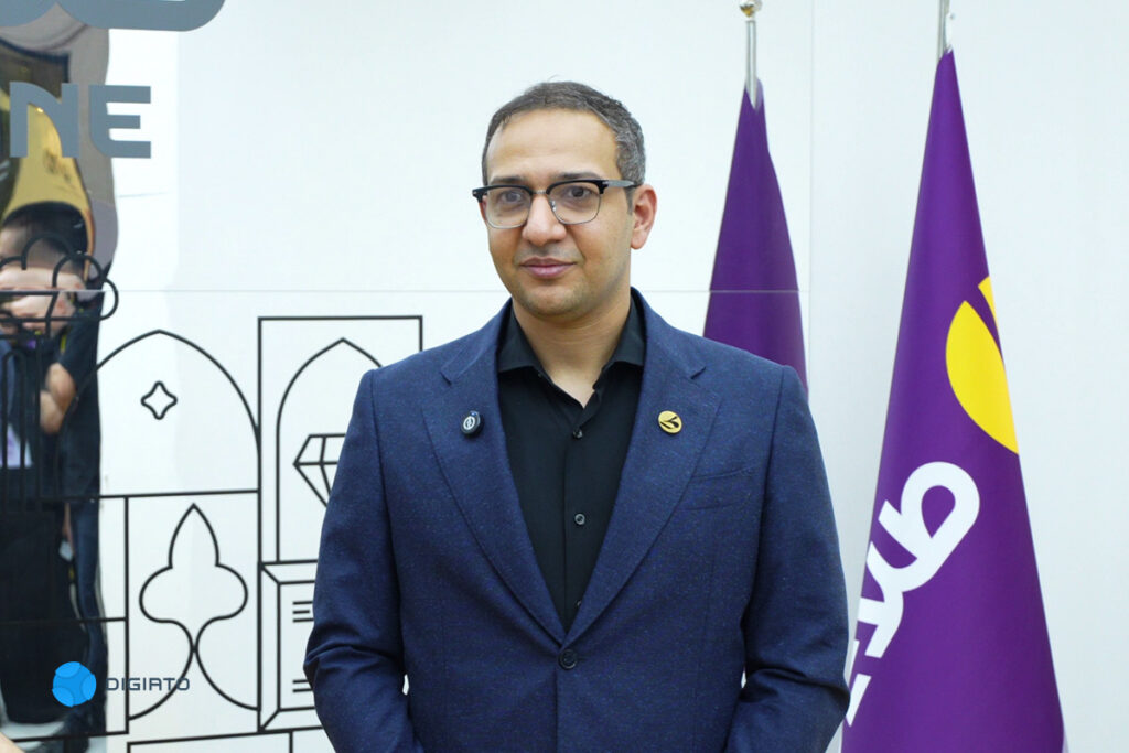 از گفتگو با کاربران تا برنامه‌ریزی برای پاسخ به نیاز حرفه‌ای‌ها؛ گزارش دیجیاتو از حضور طلاین در الکامپ