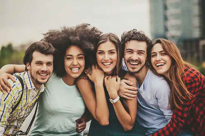 سعی کنید آشنایان را به دوستی های محکم تبدیل کنید