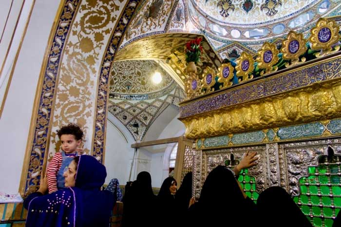زیارت در آرامگاه علامه مجلسی