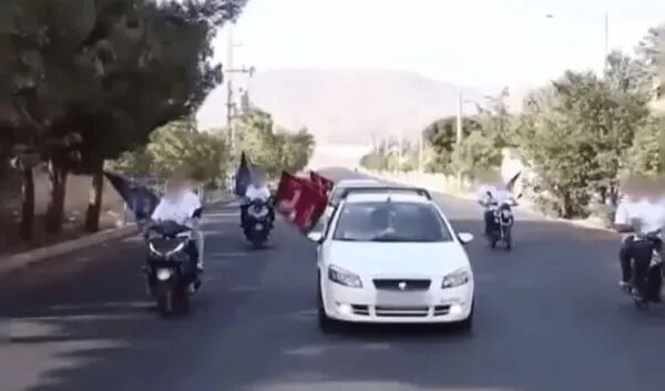 بازداشت اشخاص اجاره‌ای رژه خودرویی منسوب به منافقین در کرج/ متهمان: برای جشن تولد و رژه پول دریافت و اجرا کردیم/ پرچم با مضمون «۶۱ سال ایستادگی»