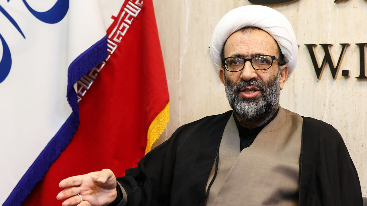 حمله عجیب عضو هیات رئیسه مجلس به ظریف / ملت ایران با کاغذ پاره برجام آنجای خود را تمیز کرد!/ مراقب باش با برجام بینی‌ات را تمیز نکنی!