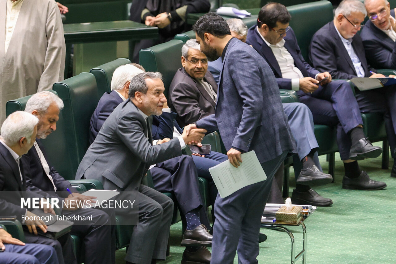 نگاه کاربران خبرآنلاین به استیضاح «عباس عراقچی»؛ از دفاع از وزیر امور خارجه تا حمایت از جبهه پایداری/ پای معیشت و شورای نگهبان هم به کامنت‌ها باز شد!