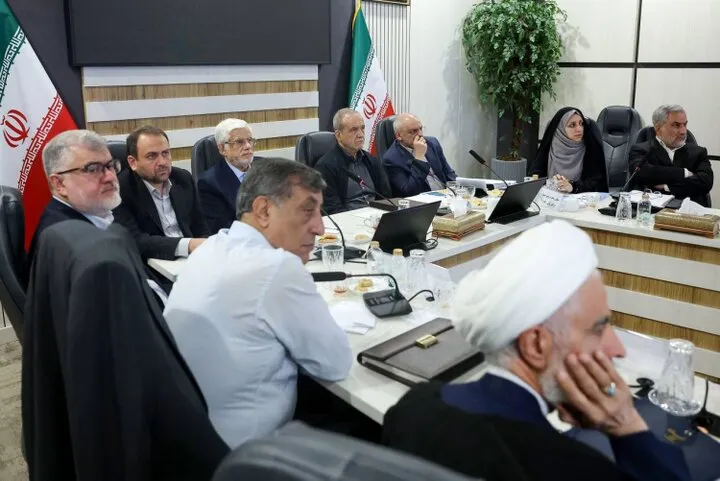پزشکیان: شرط ایستادگی در برابر غرب تحمل سختی است / مصرف برق، گاز، آب و بنزین را کم می کنیم / لازم شود مجموعه‌های فرهنگی و ورزشی را می بندیم